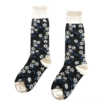 Chaussettes heureuses de fleur Femmes Coton Crew chaussettes pour adolescentes chaussettes en gros fabricant